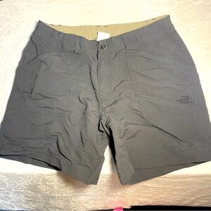 The North Face Womens size 6 Khaki Gray Cargo Hiking Shorts 6.5 inch lightweight